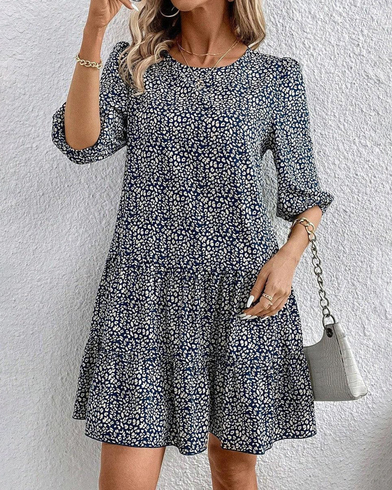 Robe d'Elisa au style élégant et à l'encolure ronde